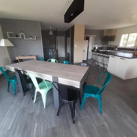 Hébergement de vacances Maison Avec Piscine à L'orée De La Forêt Vals-les-Bains