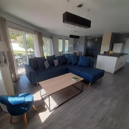 Maison Avec Piscine à L'orée De La Forêt Hébergement de vacances