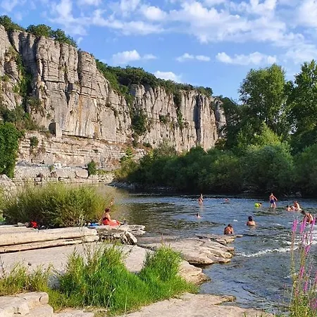 Hébergement de vacances Maison Avec Piscine à L'orée De La Forêt Vals-les-Bains