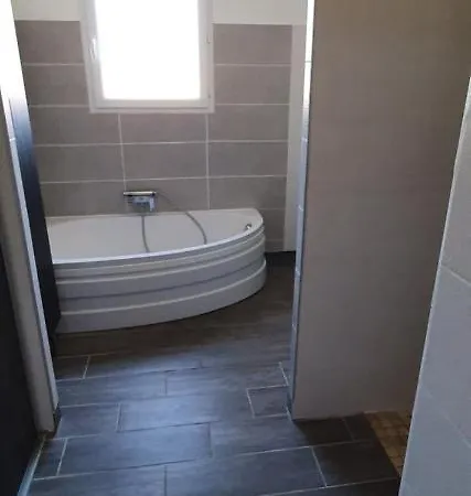 Hébergement de vacances Maison Avec Piscine à L'orée De La Forêt